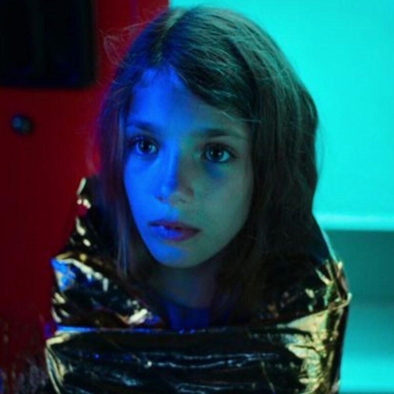 10 miniseriale thriller pe Netflix, povești care transformă fiecare secret în suspans pur 3 Dragă copilă 10 miniseriale thriller pe Netflix, povești care transformă fiecare secret în suspans pur