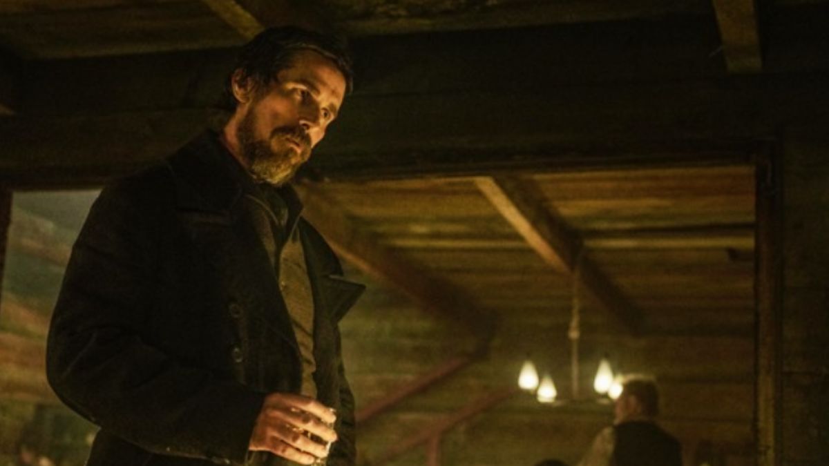 Christian Bale pătrunde în întunericul unei crime ritualice, pe Netflix 3 Ochiul albastru deschis