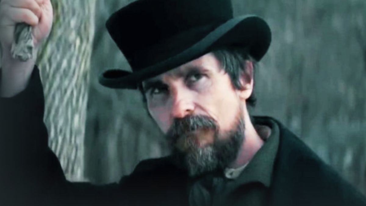 Christian Bale pătrunde în întunericul unei crime ritualice, pe Netflix 1 Ochiul albastru deschis