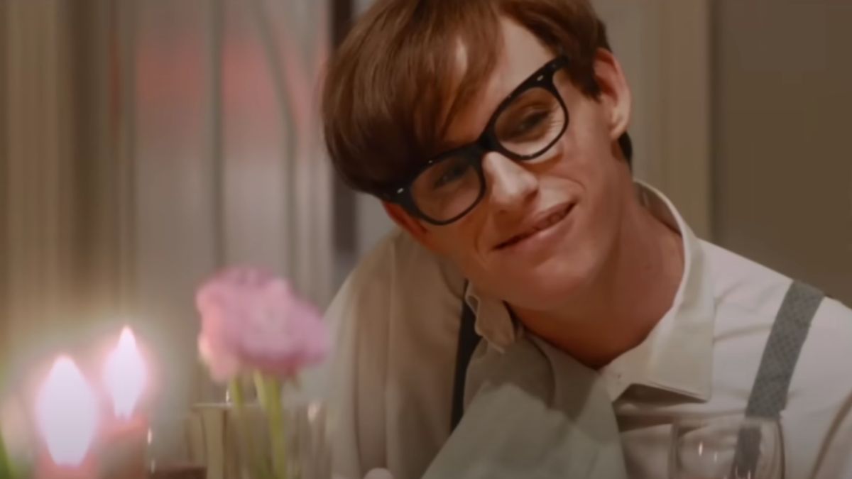 Film de Oscar despre fragilitatea vieții și puterea de a merge mai departe. Povestea reală a lui Stephen Hawking 1 Teoria întregului