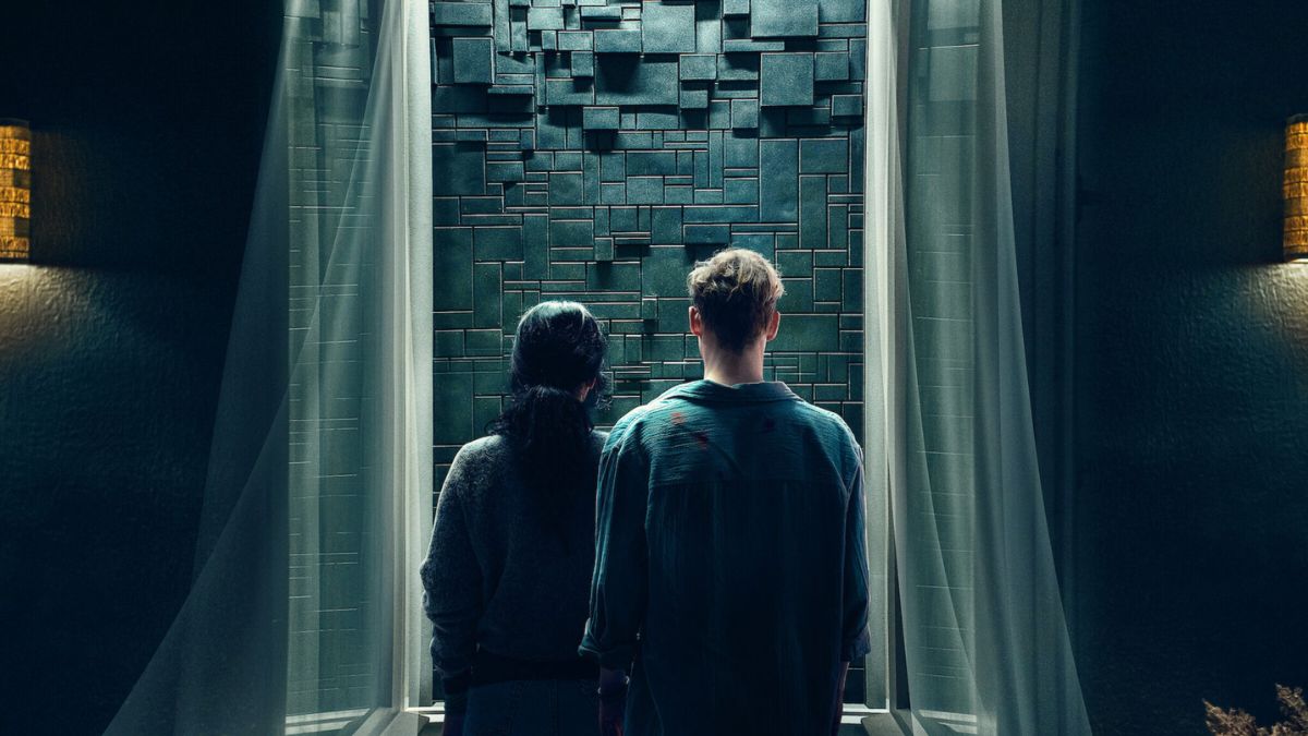Cărămidă (Brick), noul thriller Netflix care te va ține în suspans: trailerul și când va apărea 3 Cărămidă foto cuplu cu fața la zid