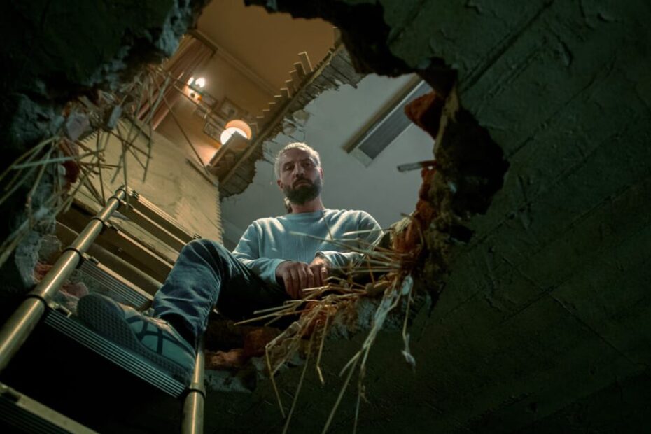 Cărămidă foto actor principal privește prin gaură