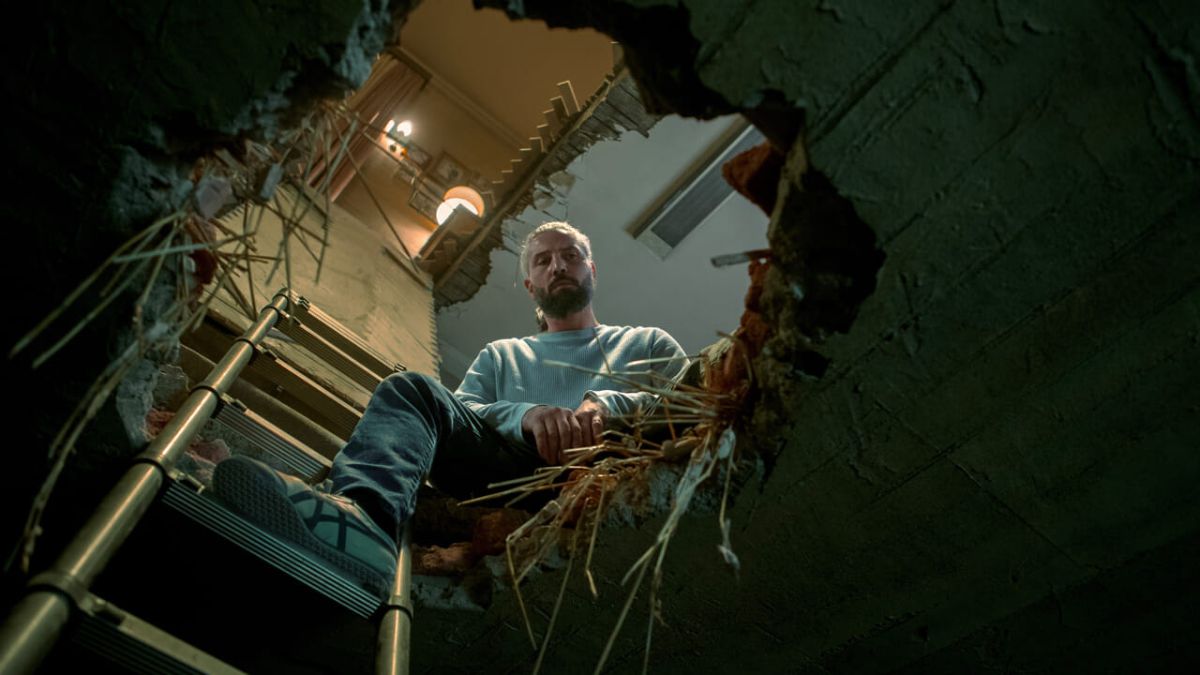 Cărămidă (Brick), noul thriller Netflix care te va ține în suspans: trailerul și când va apărea 1 Cărămidă foto actor principal privește prin gaură