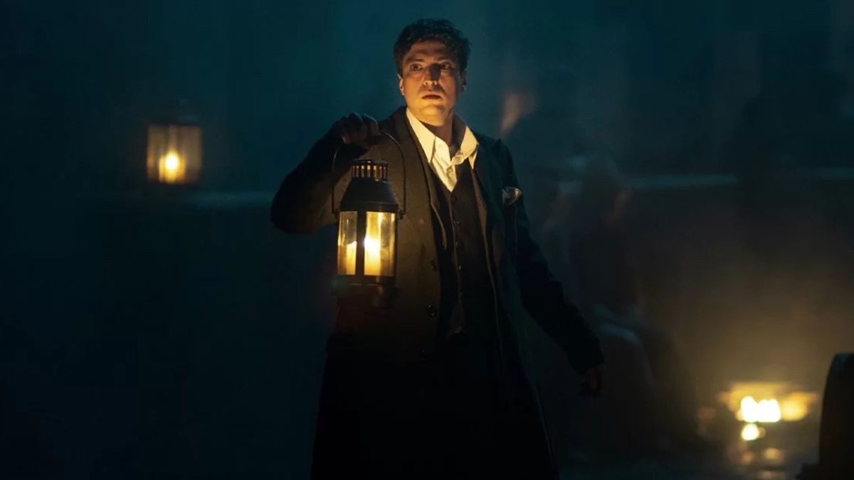"Creatura fugară" - Frontiera dintre știință și coșmar pe Netflix, un Frankenstein în epocă otomană 4 Creatura fugară foto actor cu lanternă în întuneric