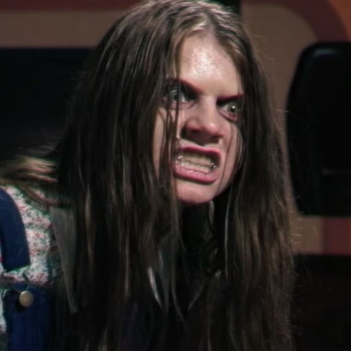 "Noaptea târziu, diavolul" - Ora magică devine coșmar: umbre, invocații și satiră TV într‑un thriller nou. Horror! 3 Noaptea târziu, diavolul - foto scenă din film