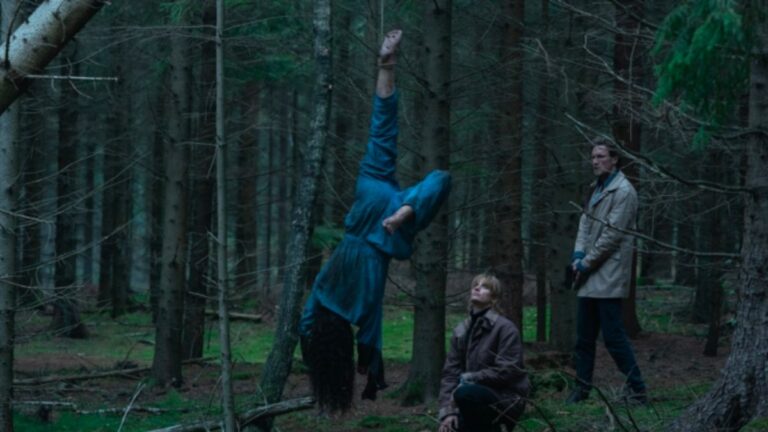 O jucărie pe care se găsesc amprente -Thrillerul care face furori pe Netflix. Scor 100% pe Rotten Tomatoes 4 Omul de castane