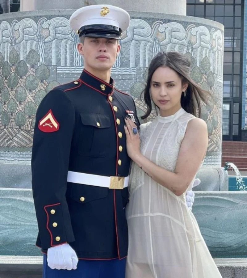 În această seară pe Netflix iubire de conveniență sau iubire adevărată? Filmul cu Sofia Carson care te pune pe gânduri 4 Purple Hearts film netflix