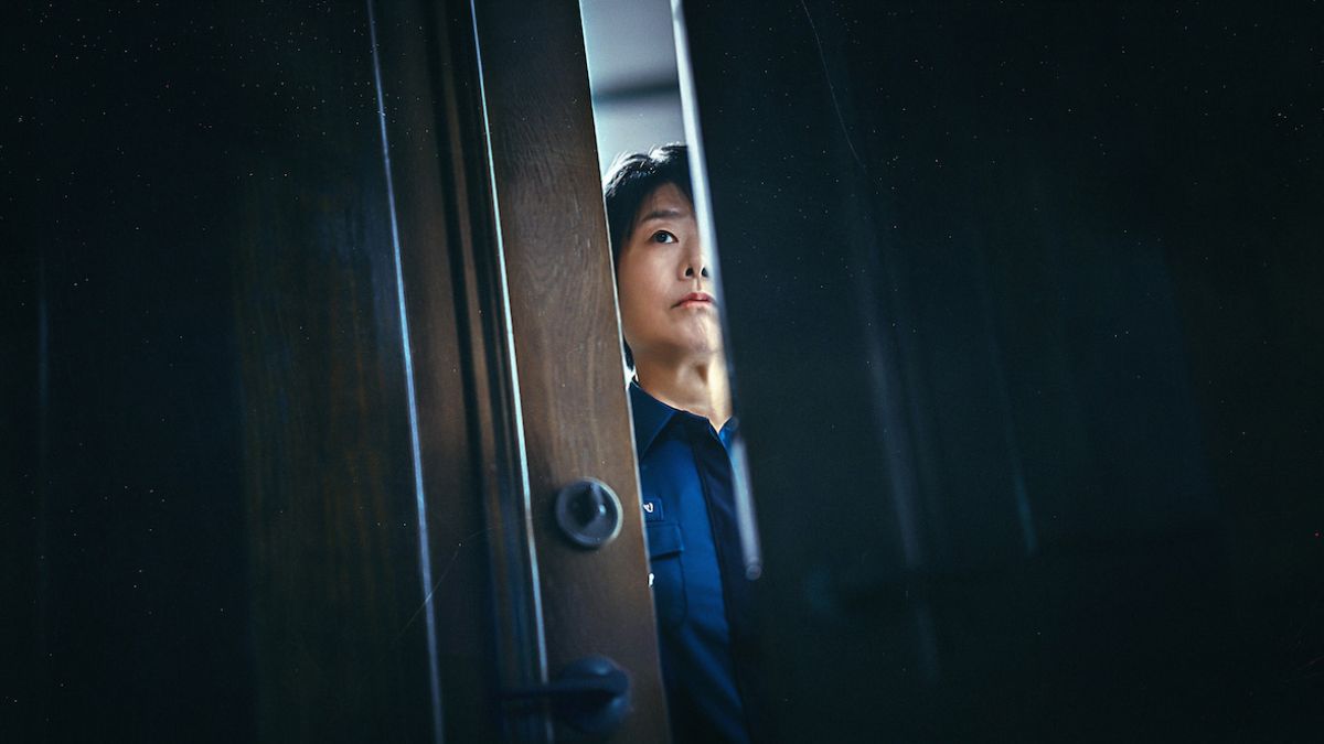 Pe Netflix liniștea nu mai înseamnă pace, ci preludiul fricii, serialul care transformă tăcerea naturii într-un labirint al minții 4 Dacă un copac cade în pădure