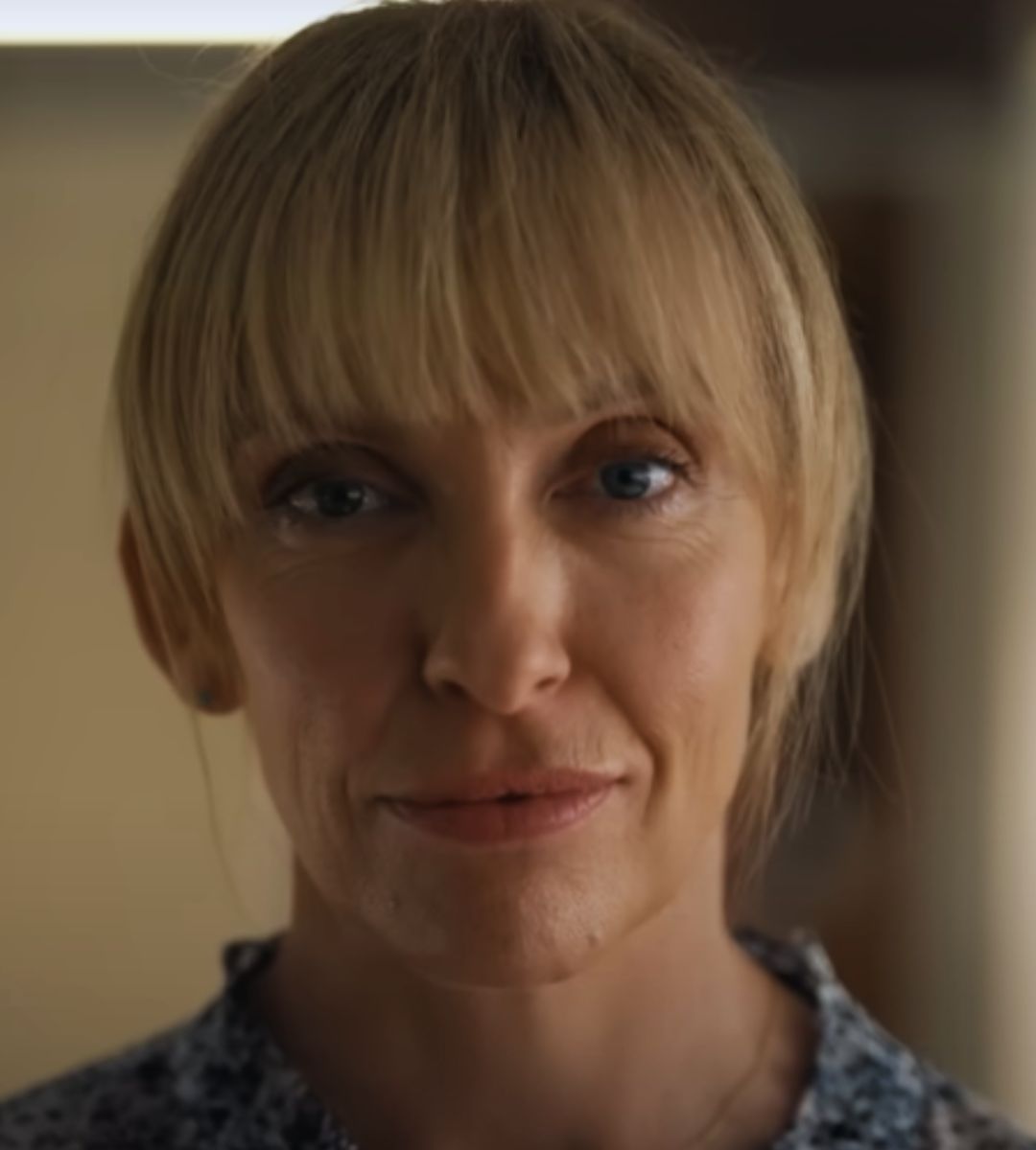 Pe Netflix un thriller dramatic cu Toni Collette despre relația mamă-fiică și rețeaua secretelor din trecut 1 Frânturi din ea