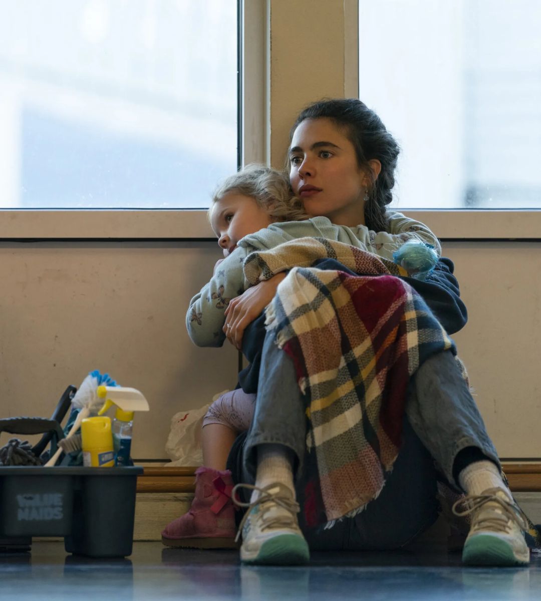 Menajera, pe Netflix: o dramă cutremurătoare despre sărăcie, abuz și voința de a lupta 2 Menajera