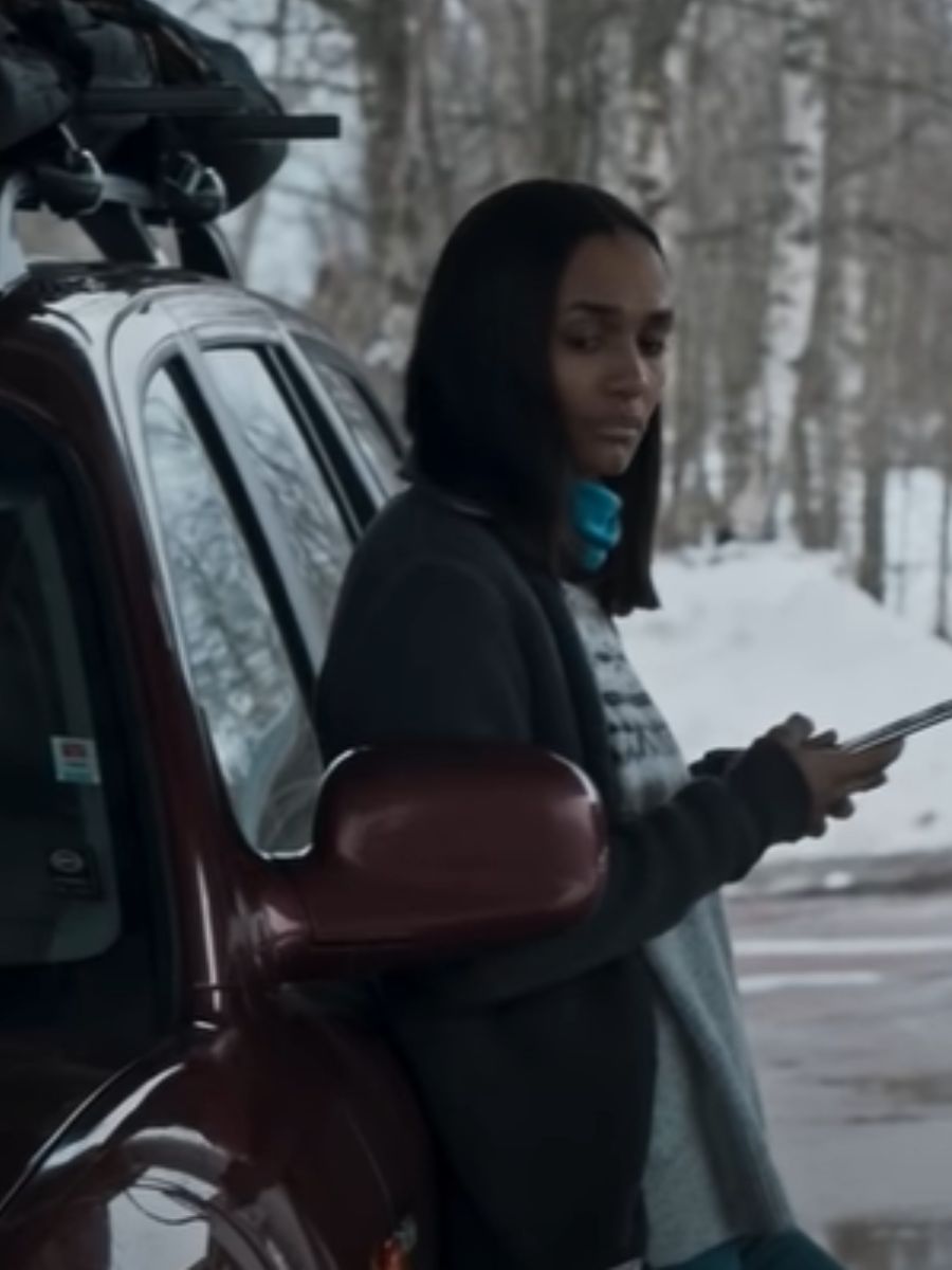 Descoperă thrillerul suedez plin de suspans, disponibil pe Netflix, cu acțiunea plasată într-un peisaj înzăpezit, într-o luptă pentru supraviețuire plină de răsturnări de situație. 1 Punctul roșu,Red dot