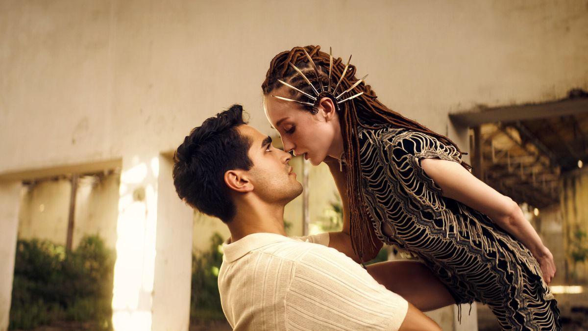 Serenay Sarikaya e Burak Deniz, protagonisti di Shahmaran, serie tv fantasy turca