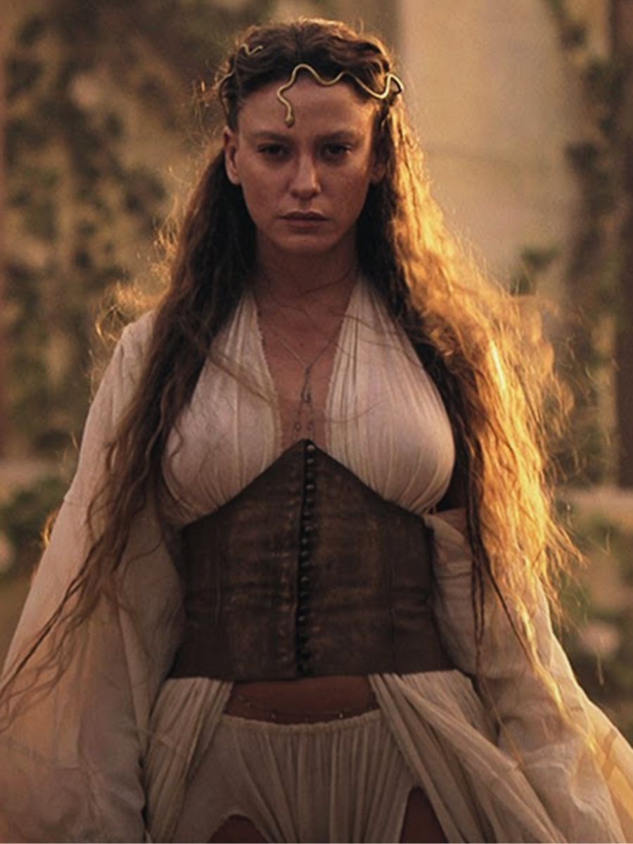 Serenay Sarikaya protagonista di Shahmaran, serie tv fantasy turca