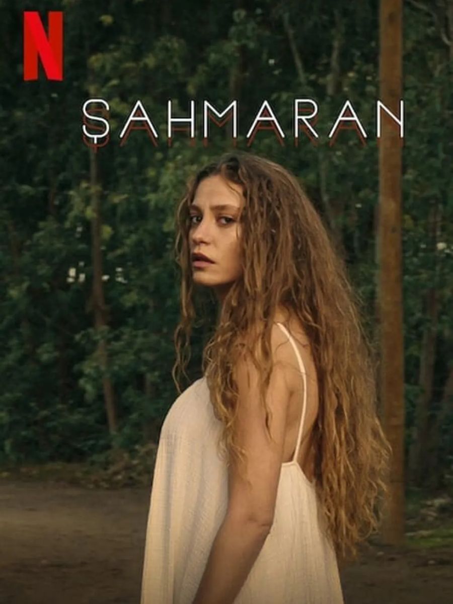 Serenay Sarikaya protagonista di Shahmaran, serie tv fantasy turca