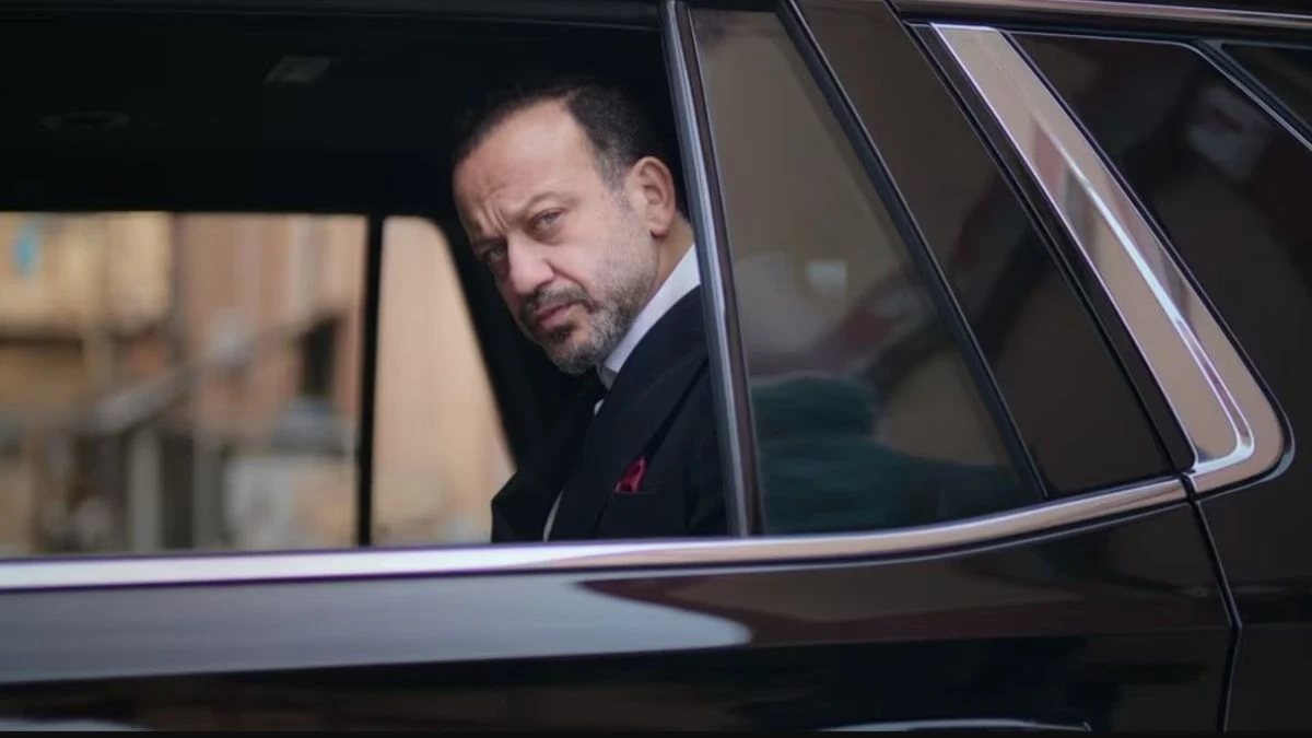 Najlepsze tureckie seriale na Netflixie asaf główny bohater wygląda przez okno samochodu