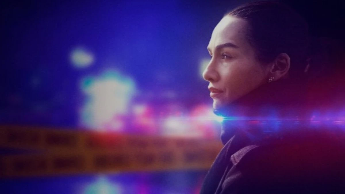 Najlepsze tureckie seriale na Netflixie glówna bohaterka cmentarzyska na tle policyjnych taśm