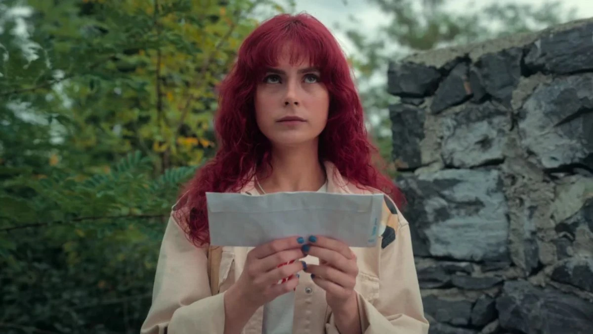 Top 10 seriale Netflix: Te vor emoționa. Te vor șoca. Te vor cuceri. Serialele momentului sunt aici! 1 Scrisori din trecut personajul principal ține o scrisoare