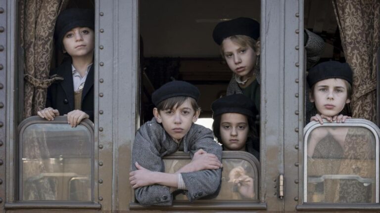 Pe Netflix o poveste inspirată din realitate despre exod și destin, despre o generație obligată să fugă pentru a trăi 1 Trenul copiilor