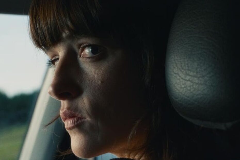 Ea pășește în întuneric