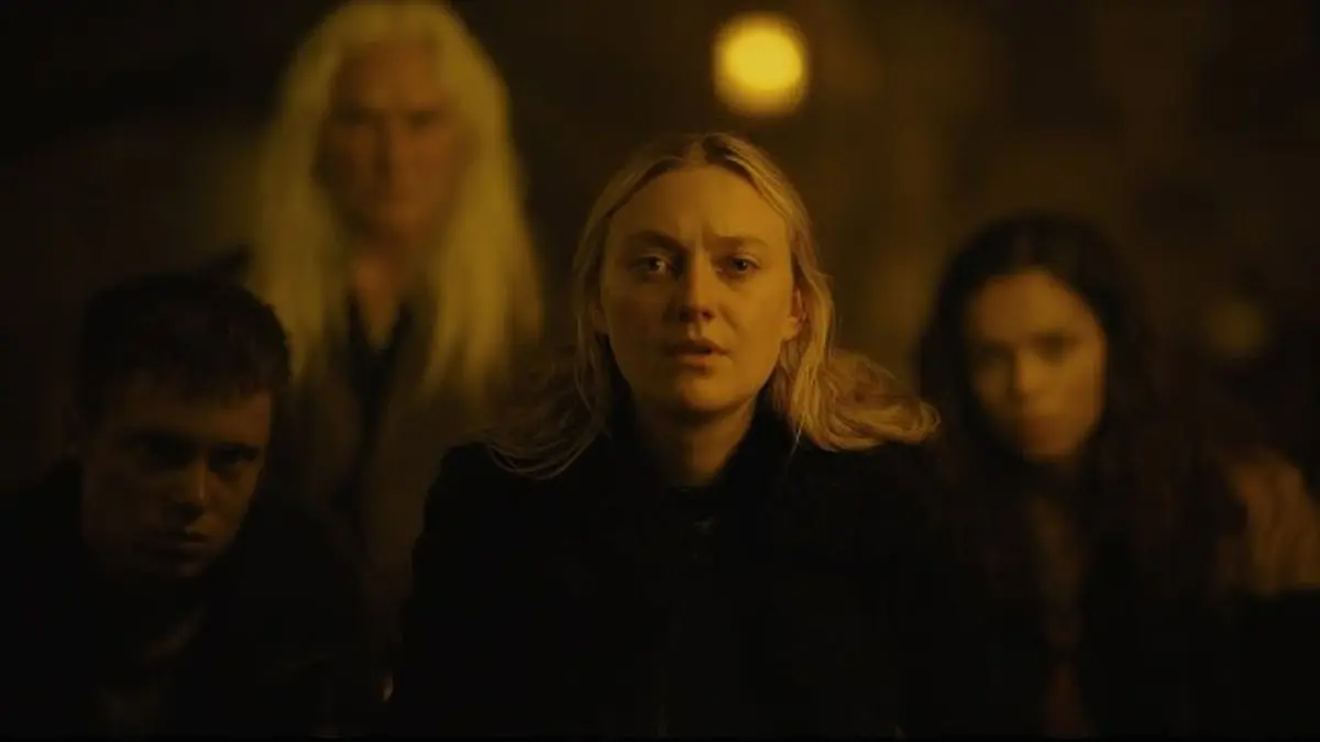 Uită-te diseară! Pe Netflix horrorul cu Dakota Fanning în care cele mai înfricoșătoare sunt privirile tăcute 1 The Watchers