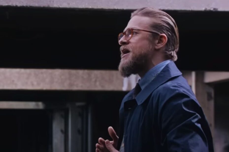 Abia l-am văzut în rolul lui Ed Gein, iar Charlie Hunnam se întoarce în Monstru complet schimbat