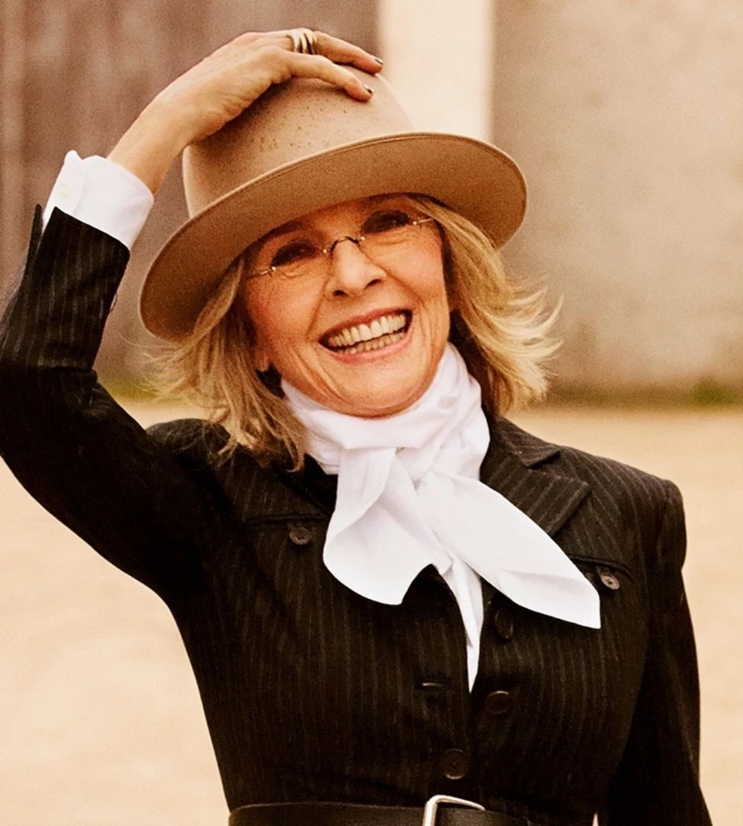 Diane Keaton pe covorul roșu, într-o ținută elegantă și cu zâmbet cald
