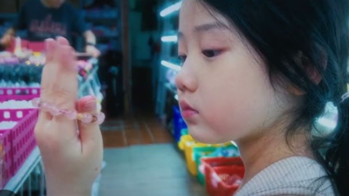 Pe Netflix povestea surprinzătoare a supraviețuirii familiale în „Fata stângace” 2 Fata stângace