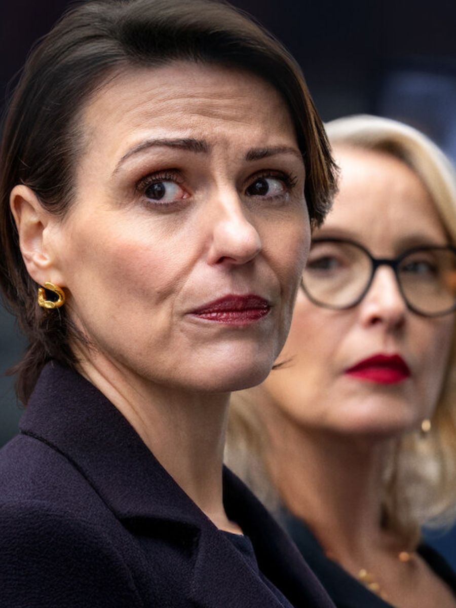 Ostatic (Hostage) . În imagine: personaje principale , în prim plan Suranne Jones