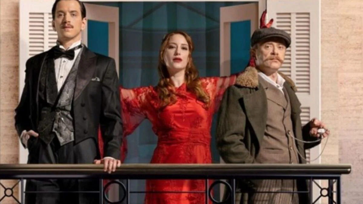 Pe Netflix thrillerul istoric cu mister și călătorii în timp, plasat într-un hotel legendar din Istanbul 1 Pe Netflix thrillerul istoric cu mister și călătorii în timp, plasat într-un hotel legendar din Istanbul