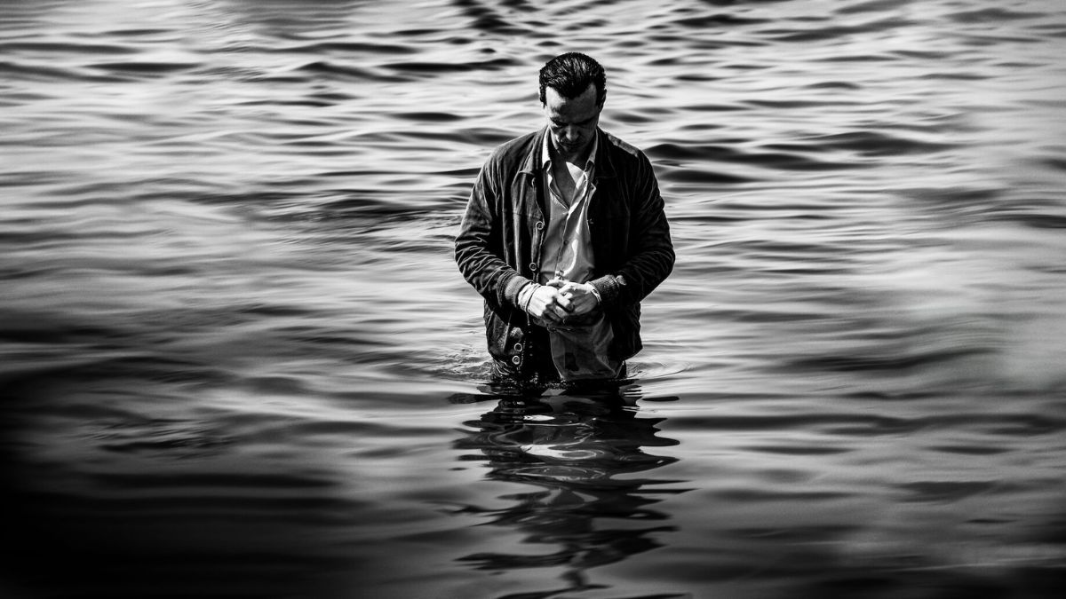 Pe Netflix o lume a bogăției și privilegiilor, dar și a înșelăciunii și minciunilor în 8 episoade 7 Ripley