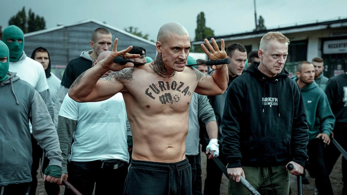 În curând pe Netflix povestea huliganilor polonezi continuă, mai intens ca oricând cu domnia brutală a unui ultras ambițios 2 Furioza 2