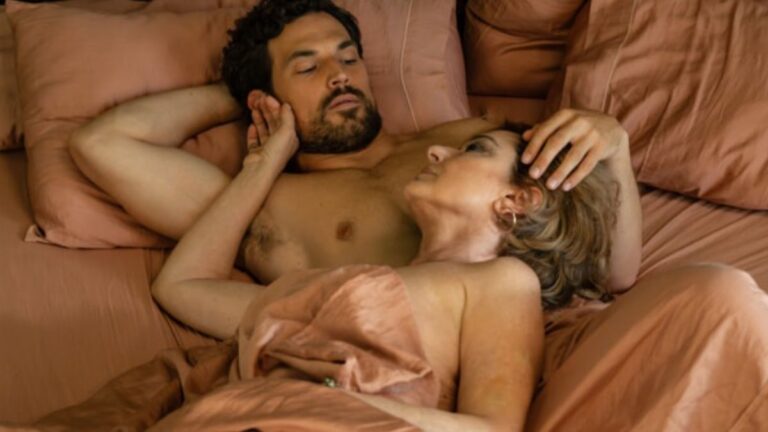 Pe Netflix filmul (foarte) senzual care explorează o relație tabu dintre o femeie divorțată, de 60 de ani, și un bărbat mult mai tânăr 3 Dragoste înșelătoare