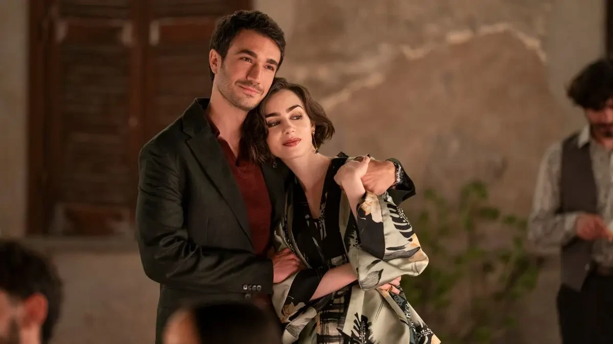 Emily la Paris… dar la Roma! Sezonul 5 ajunge în Orașul Etern și vine pe Netflix 3 Lily Collins și Eugenio Franceschini în Emily la Paris 5