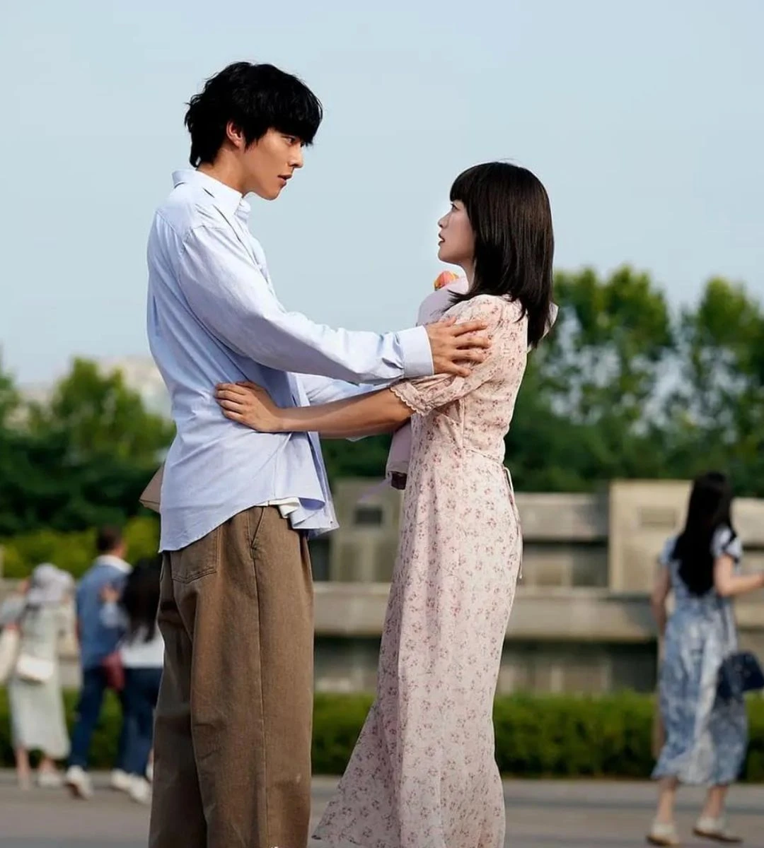 „Familia atipică”: când dragostea devine singura superputere rămasă 2 „Familia atipică”: când dragostea devine singura superputere rămasă