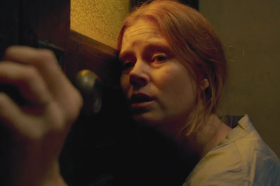 Thriller psihologic cu Amy Adams, despre izolare și adevăr fragil. Femeia de la fereastră este disponibil acum pe Netflix.