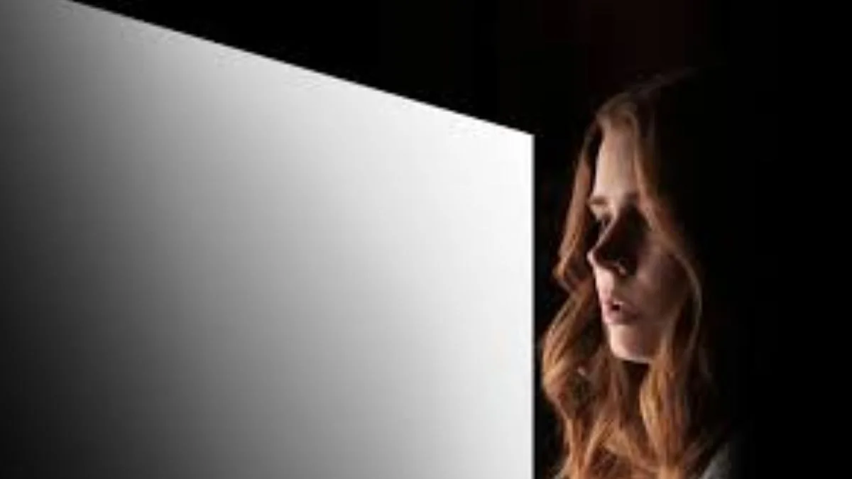 Acum pe Netflix: un thriller psihologic despre izolare, percepție și adevăr fragil 4 Thriller psihologic cu Amy Adams, despre izolare și adevăr fragil. Femeia de la fereastră este disponibil acum pe Netflix.