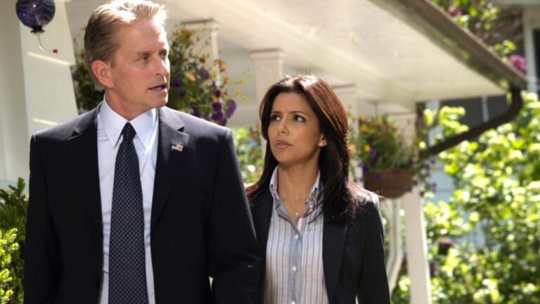 Spionaj la Casa Albă: agentul și Prima Doamnă sunt îndrăgostiți și au o aventură clandestină în filmul cu Michael Douglas și Kim Basinger 3 Santinela