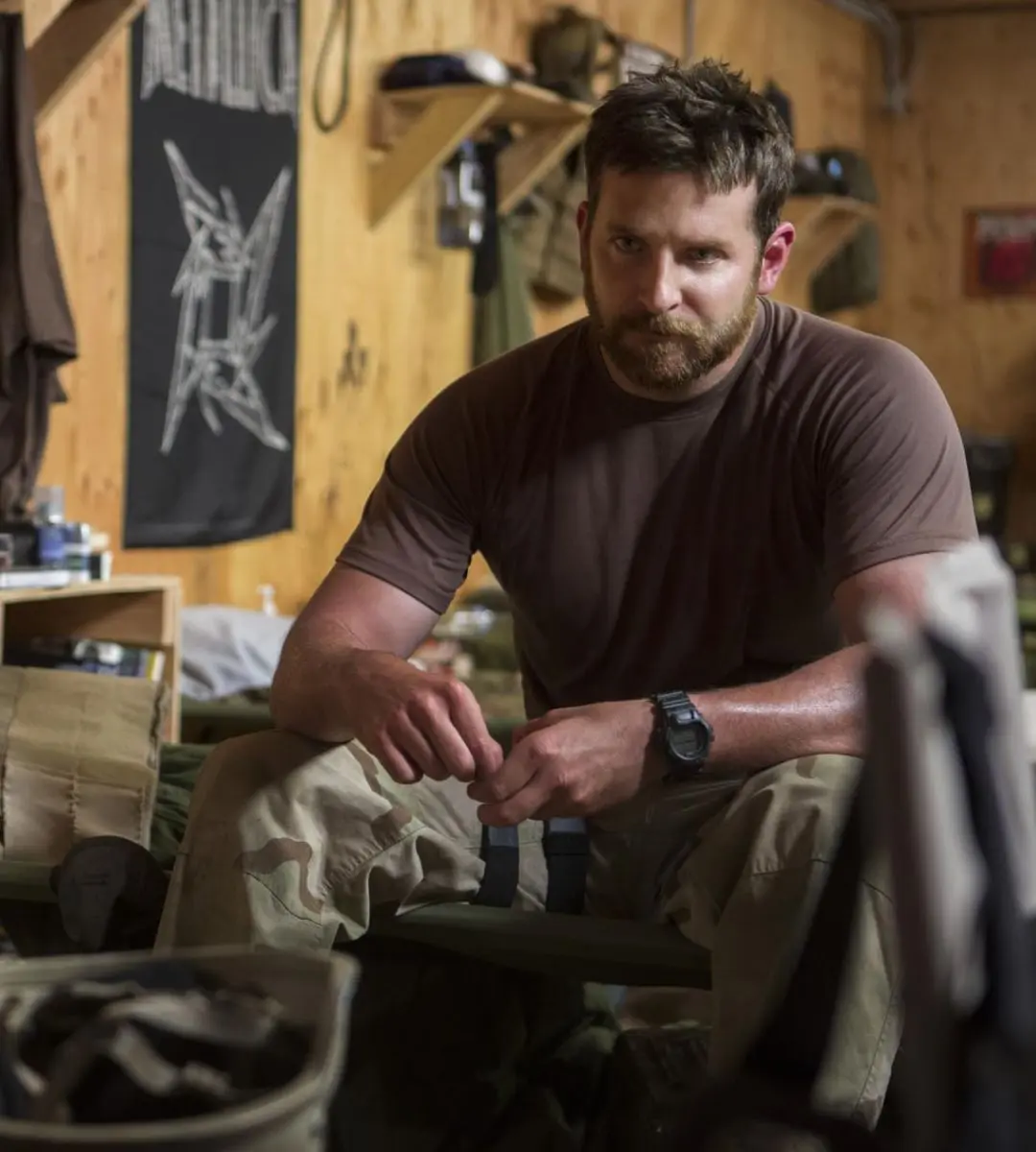 Filmul de Oscar care a încântat publicul și criticii: Povestea intensă și tulburătoare a lunetistului legendar interpretat magistral de Bradley Cooper 1 Lunetistul american „American Sniper”