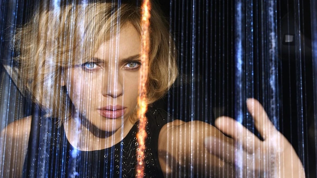 „Lucy”, filmul cult cu Scarlett Johansson este pe cale să expire pe Netflix, cu povestea sa captivantă între acțiune și științifico-fantastic.
