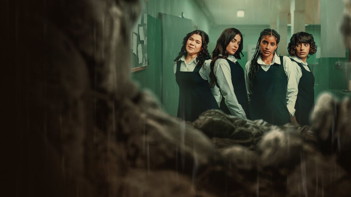 Acum pe Netflix: un thriller de supraviețuire dur, despre frică și vinovăție, plasat într-o capcană subterană 5 Din fum și cenușă. Groapa