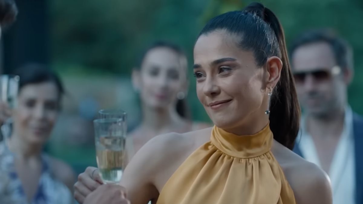 Acest serial turcesc de pe Netflix spune povestea unei femei prinsă între trecut și dorințe interzise