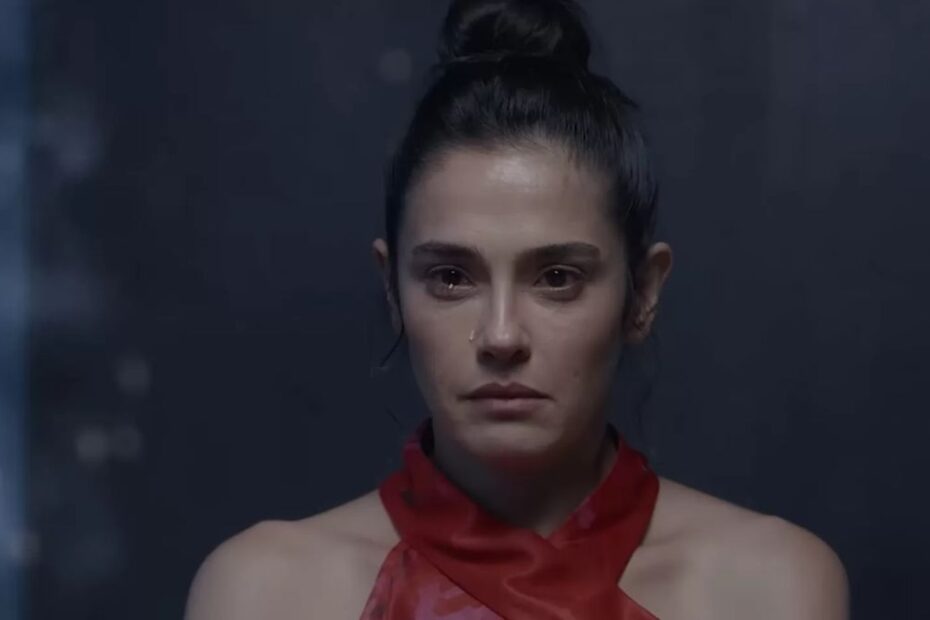 Acest serial turcesc de pe Netflix spune povestea unei femei prinsă între trecut și dorințe interzise