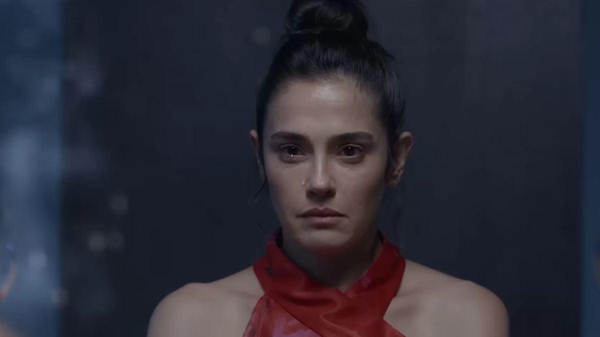 Acest serial turcesc de pe Netflix spune povestea unei femei prinsă între trecut și dorințe interzise