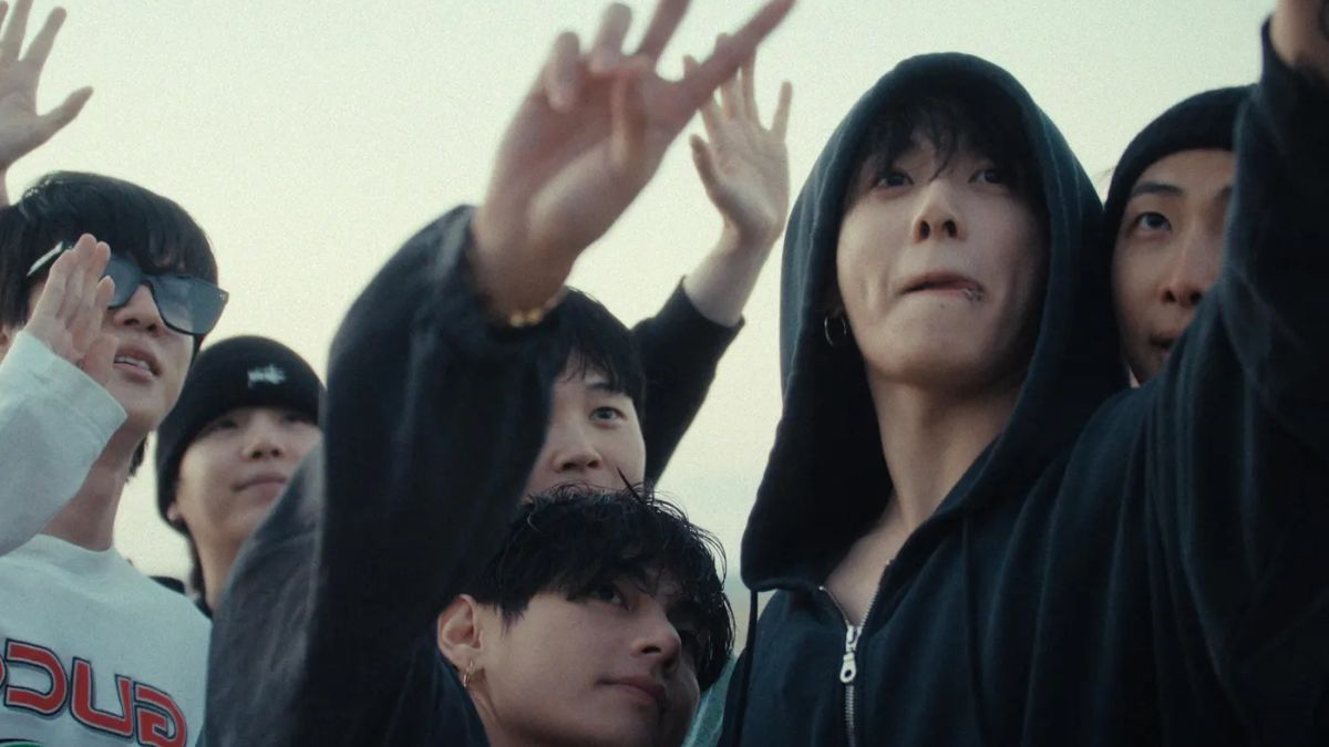 BTS: REVENIREA DOCUMENTAR