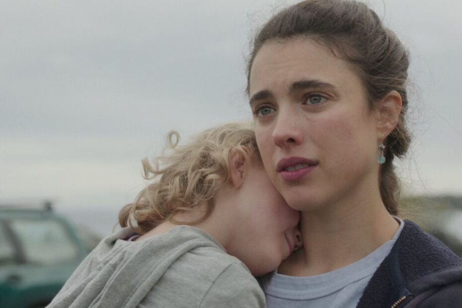 Menajera pe Netflix. În imagine: Margaret Qualley și fiica sa din film