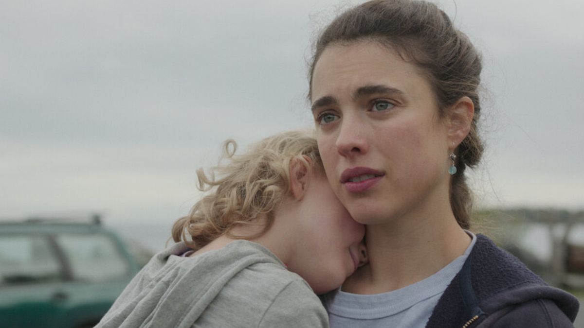 Menajera pe Netflix. În imagine: Margaret Qualley și fiica sa din film