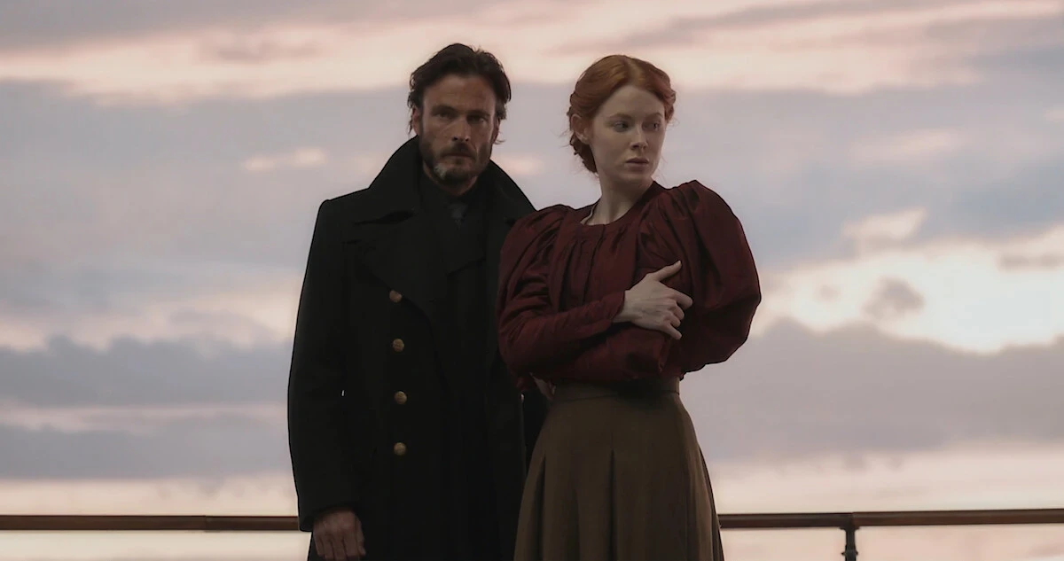 Andreas Pietschmann și Emily Beecham în rolurile căpitanului Eyk Larsen și Maura Franklin în serialul Netflix „1899”