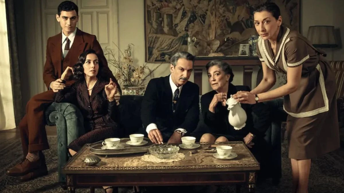 Cineva trebuie să moară: miniseria spaniolă „ascunsă” de pe Netflix ne poartă înapoi în Spania franchistă a anilor ’50.