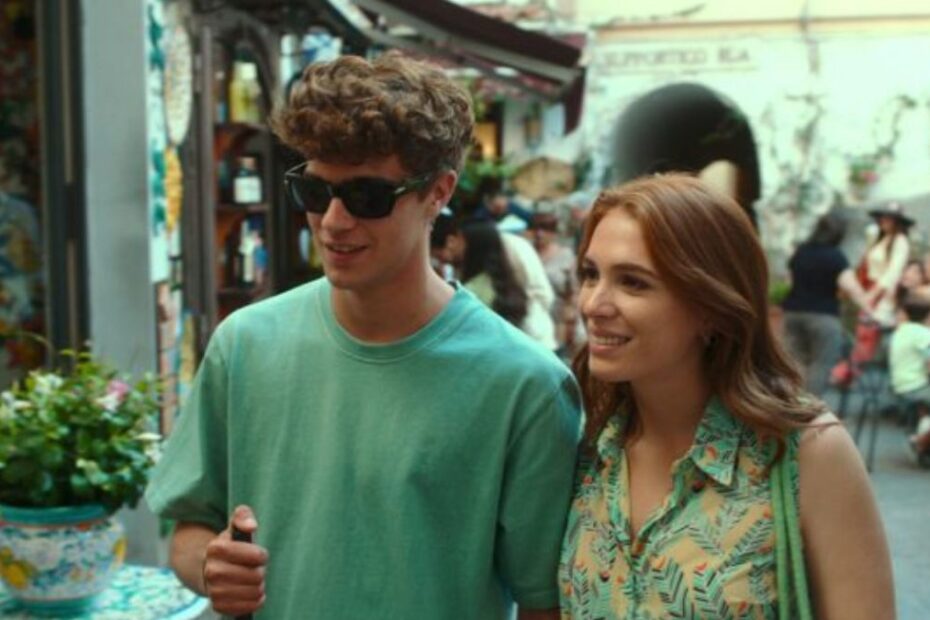 Lorenzo Zurzolo și Ludovica Martino într-o scenă din Sub soarele din Amalfi