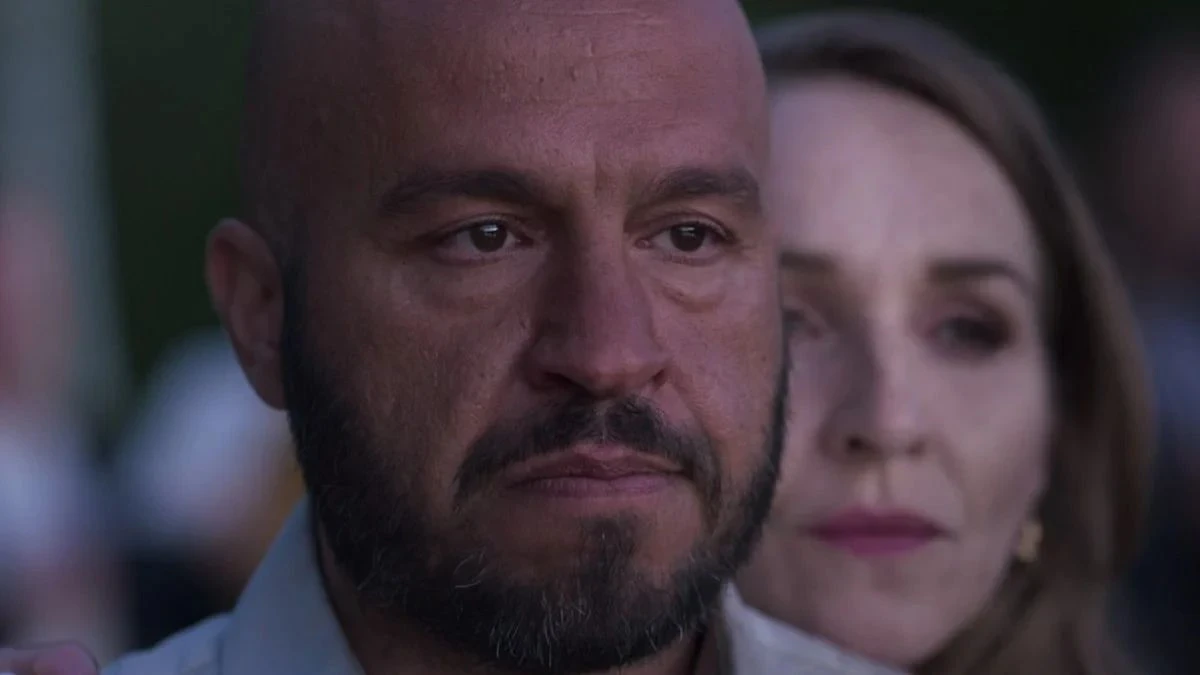 Adulți iubitori transformă o căsnicie distrusă de infidelitate într-un Nordic Noir rece, tensionat și plin de răzbunare.